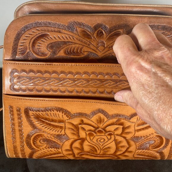 Vintage Hand Tooled, Large Mexican Leather Purse with beautiful artistry, 1970s - Picture 5 of 11